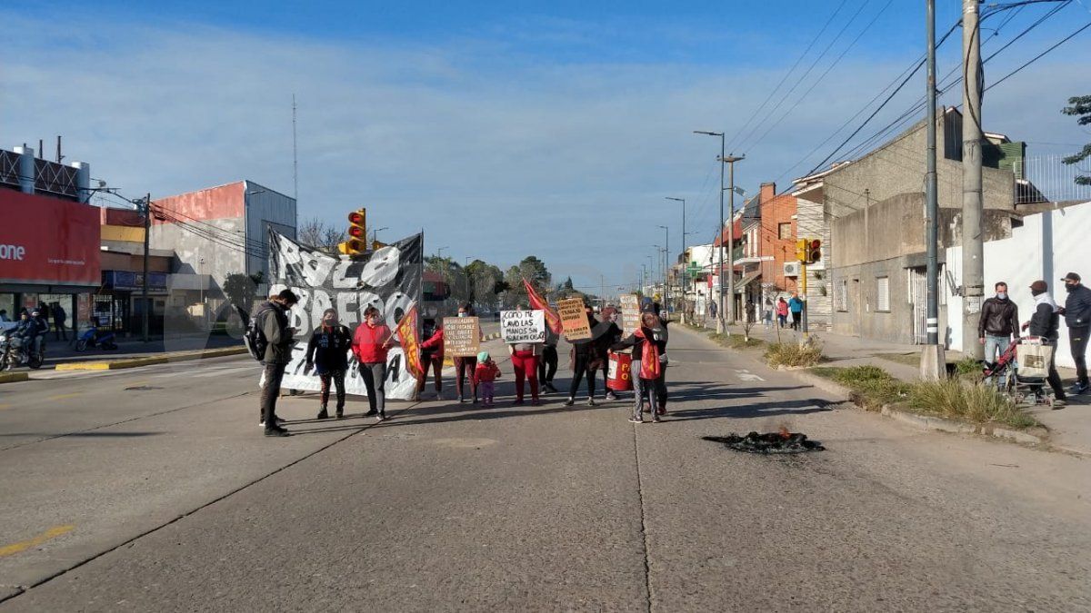 Manifestación de los vecinos del barrio Santo Domingo: entre otras cosas reclaman agua potable