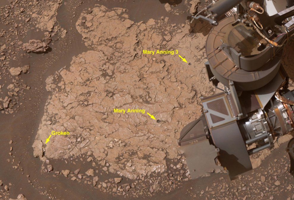 Esta imagen en primer plano muestra los tres agujeros creados por el rover Curiosity de la Nasa en la ubicación