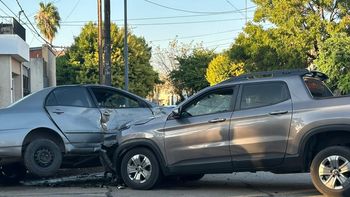 Fuerte choque en Guadalupe: un auto terminó inclinado tras impactar contra una camioneta