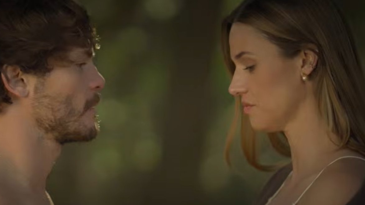 Iker y Bárbara frente a frente, marcados por una tensión prohibida. Iker y Bárbara frente a frente, marcados por una tensión prohibida.