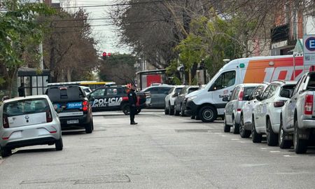 El hecho ocurre en un edificio de calle Alvear al 3300 de Santa Fe. Trabajan el Grupo de Operaciones Especiales, personal policial y una ambulancia del 107. El hecho ocurre en un edificio de calle Alvear al 3300 de Santa Fe. Trabajan el Grupo de Operaciones Especiales, personal policial y una ambulancia del 107.