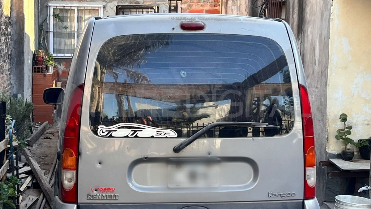 Investigan la autoría del ataque a tiros contra el vehículo, en plena madrugada. Investigan la autoría del ataque a tiros contra el vehículo, en plena madrugada.