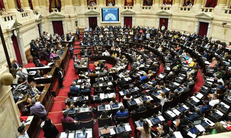 Dos meses y medio después de la última sesión, este miércoles volverán a reunirse los diputados para votar proyectos. Dos meses y medio después de la última sesión, este miércoles volverán a reunirse los diputados para votar proyectos.
