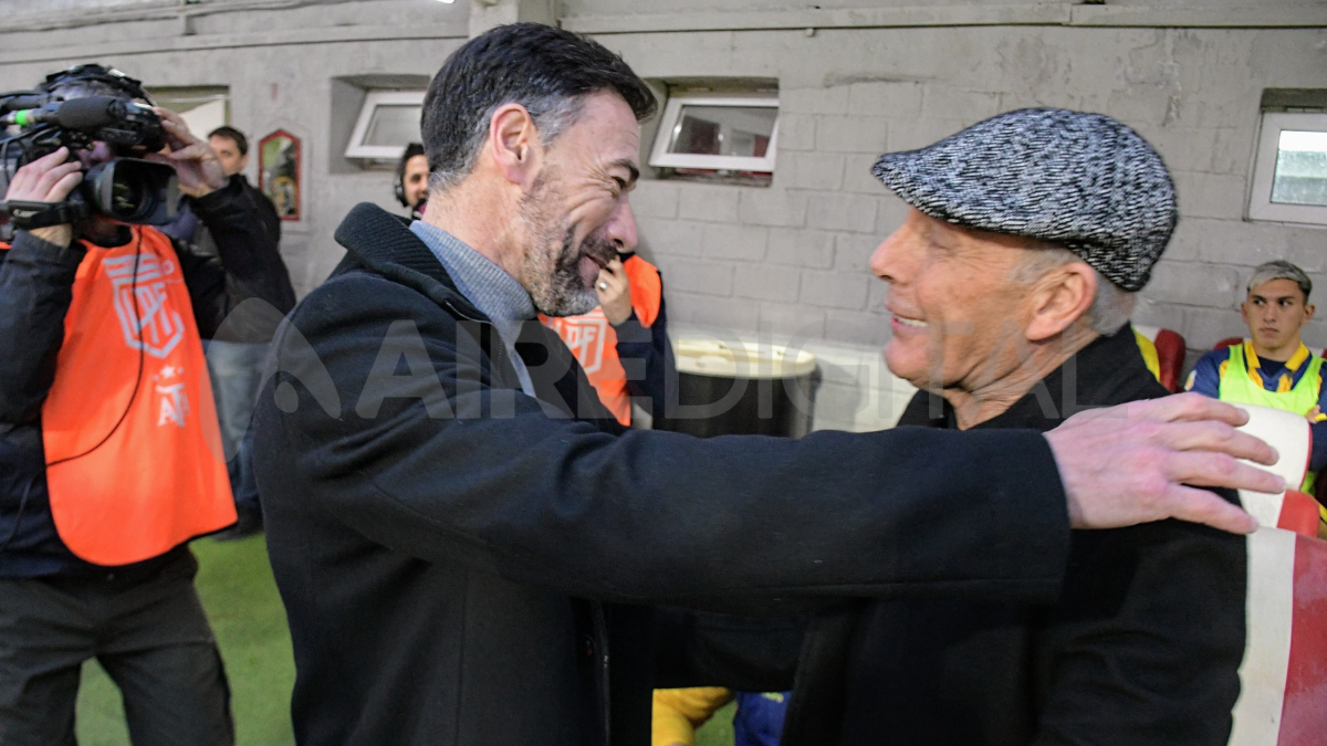 El saludo entre el Kily González y Miguel Russo