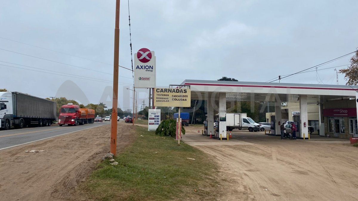 La única estación de servicio que tiene Santa Rosa de Calchines se ubica sobre el kilómetro 38 de la Ruta Provincial 1.&nbsp;