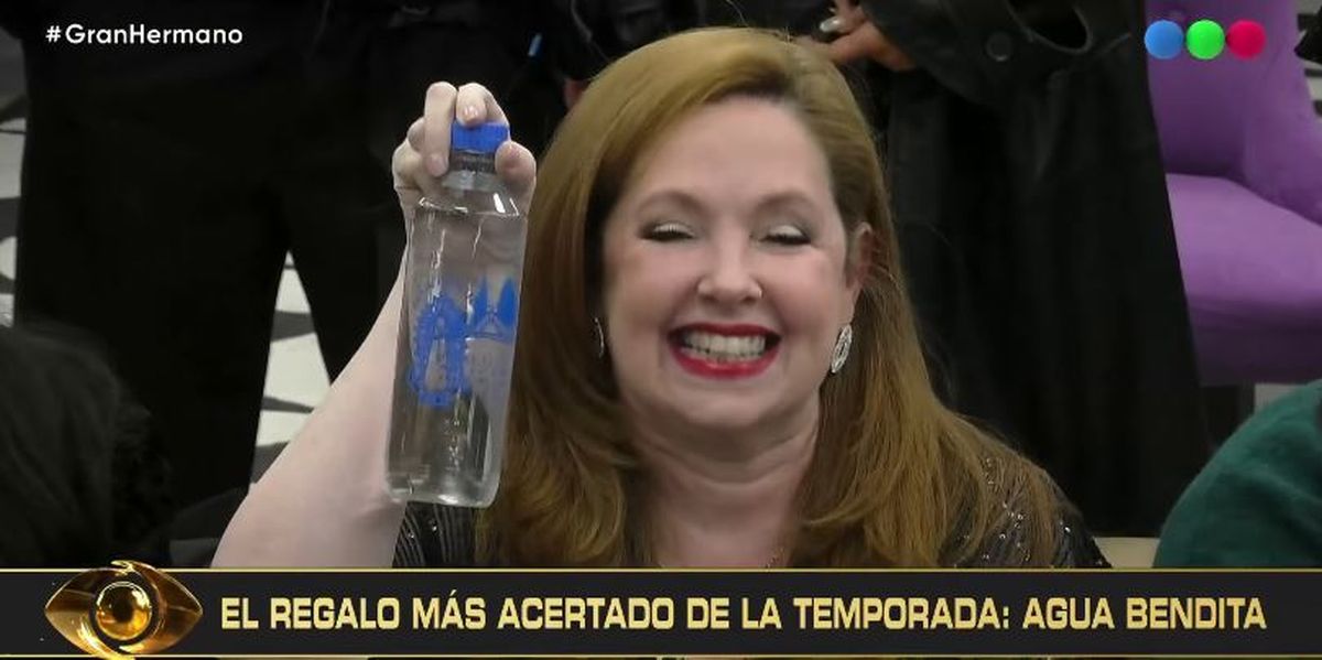 Gran Hermano le regaló agua bendita a Andrea del Boca. Gran Hermano le regaló agua bendita a Andrea del Boca.