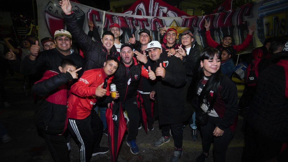 En vísperas de su 121° aniversario, los hinchas de Colón protagonizaron una masiva caravana desde el Puente Colgante hacia la sede del club. En vísperas de su 121° aniversario, los hinchas de Colón protagonizaron una masiva caravana desde el Puente Colgante hacia la sede del club.