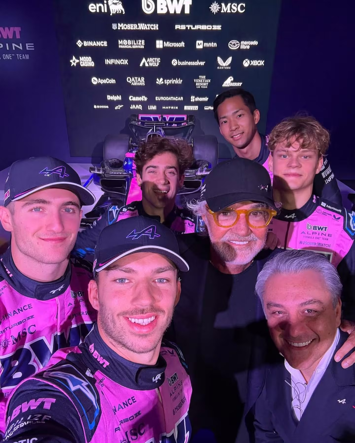 Pierre Gasly, Jack Doohan, Franco Colapinto, Ryo Hirakawa y Paul Aron, todos los pilotos de Alpine junto a Flavio Briatore y Luca De Meo. (Foto: AlpineF1Team/IG). Pierre Gasly, Jack Doohan, Franco Colapinto, Ryo Hirakawa y Paul Aron, todos los pilotos de Alpine junto a Flavio Briatore y Luca De Meo. (Foto: AlpineF1Team/IG).