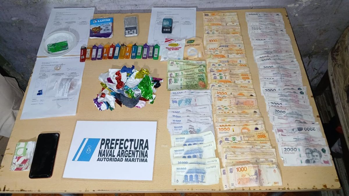 Dos hombres y dos mujeres fueron arrestados este sábado por la tarde en diferentes allanamientos realizados en cinco viviendas de la ciudad de Santa Fe.