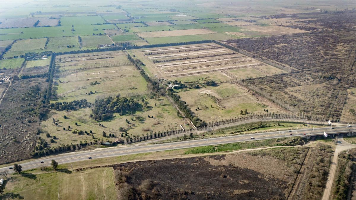 Los lotes de 900 m² permiten proyectar viviendas amplias en contacto directo con la naturaleza. Los lotes de 900 m² permiten proyectar viviendas amplias en contacto directo con la naturaleza.