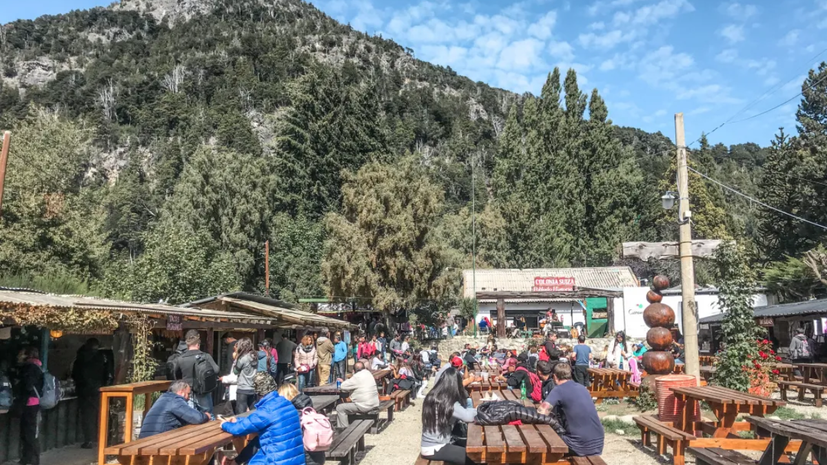 La feria artesanal refleja la identidad cultural del pueblo con productos únicos y locales.