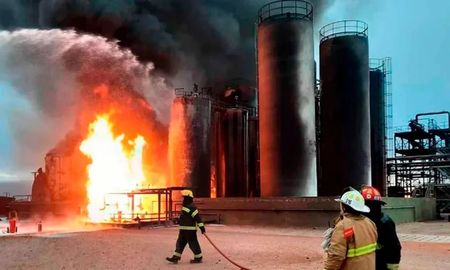 Bomberos trabajan en el lugar para combatir las llamas. Bomberos trabajan en el lugar para combatir las llamas.