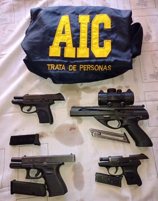 Tres pistolas semiautomáticas, dos calibre 9 mm y una calibre 22 largo; y una pistola calibre 380.