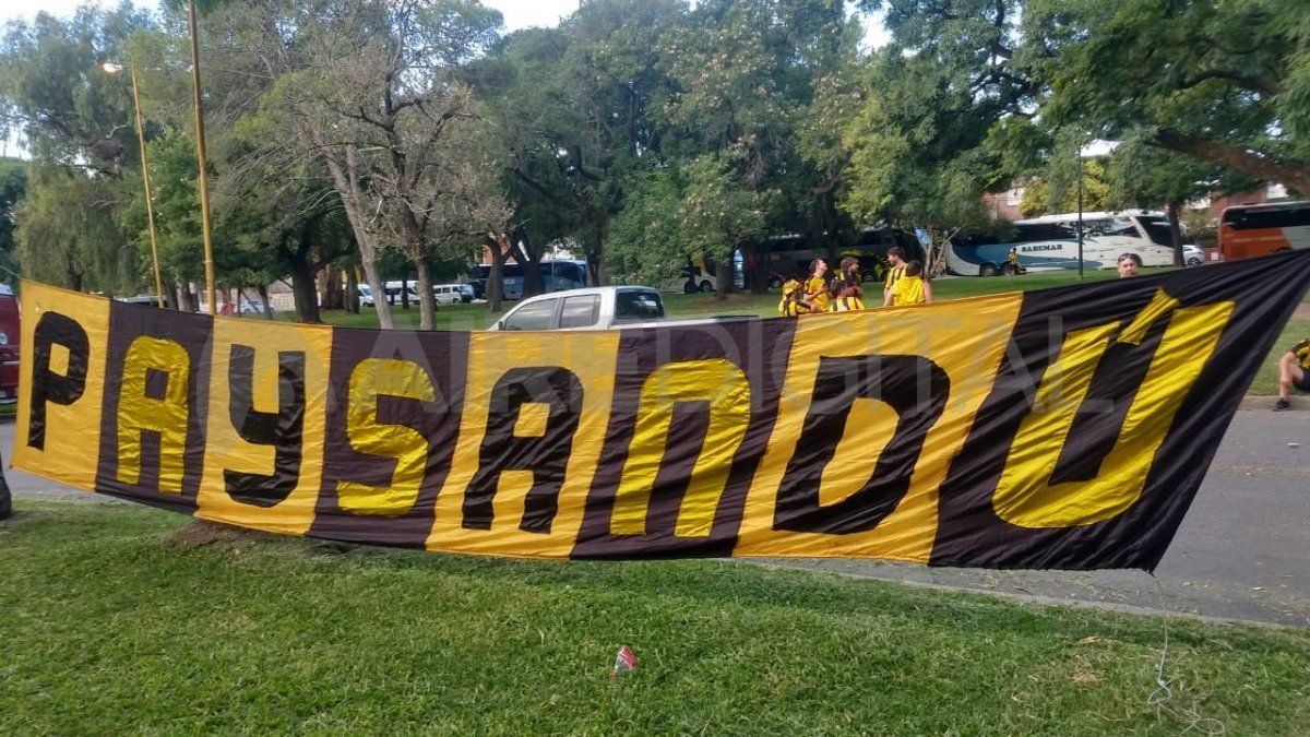 Los hinchas de Peñarol esperan en el Parque Garay de la ciudad de Santa Fe el comienzo del partido contra el Club Atlético Colón. 