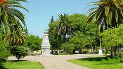 El turismo termal en el noreste de Entre Ríos genera un circuito de consumo local que beneficia a productores de cítricos y artesanos, integrando la identidad productiva con la oferta vacacional.