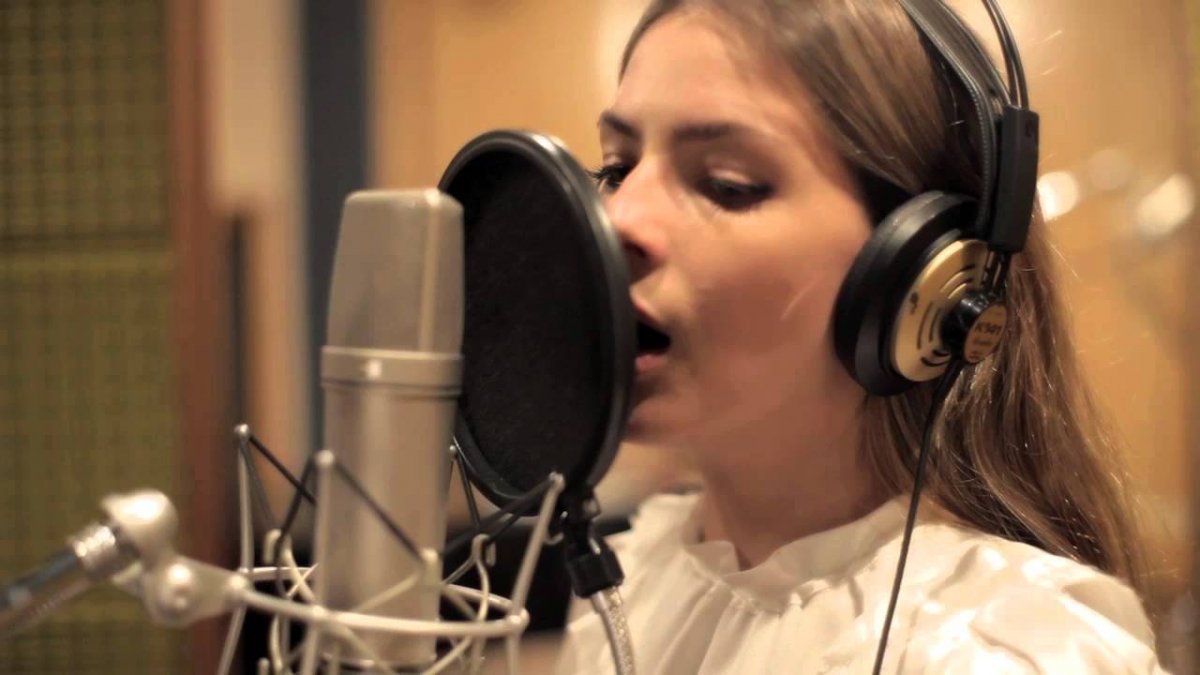 Eugenia China Suárez debutó oficialmente como cantante junto al cordobés Santiago Celli con el tema