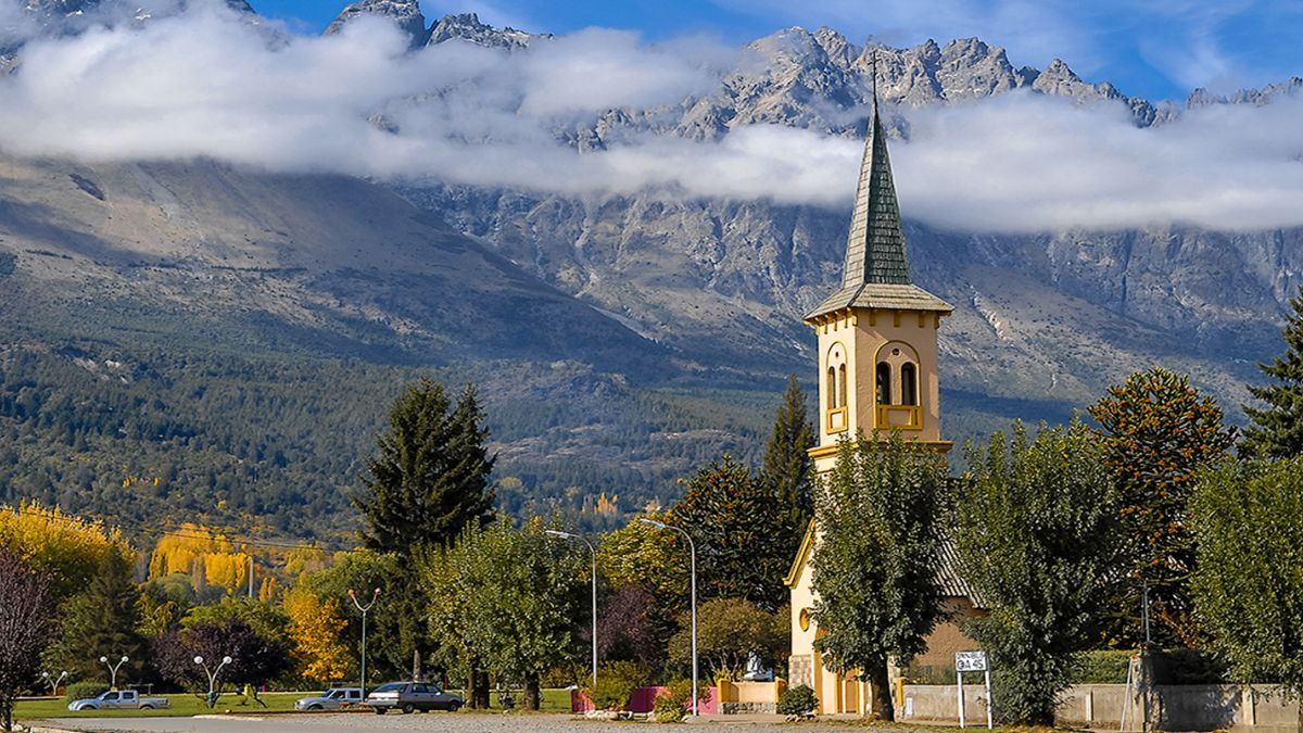 Vacaciones de verano en El Bolsón: una ciudad con paisajes impresionantes y aguas cristalinas.