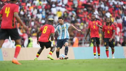 Con goles de Lautaro y de Messi, la Selección Argentina cerró el año con triunfo ante Angola