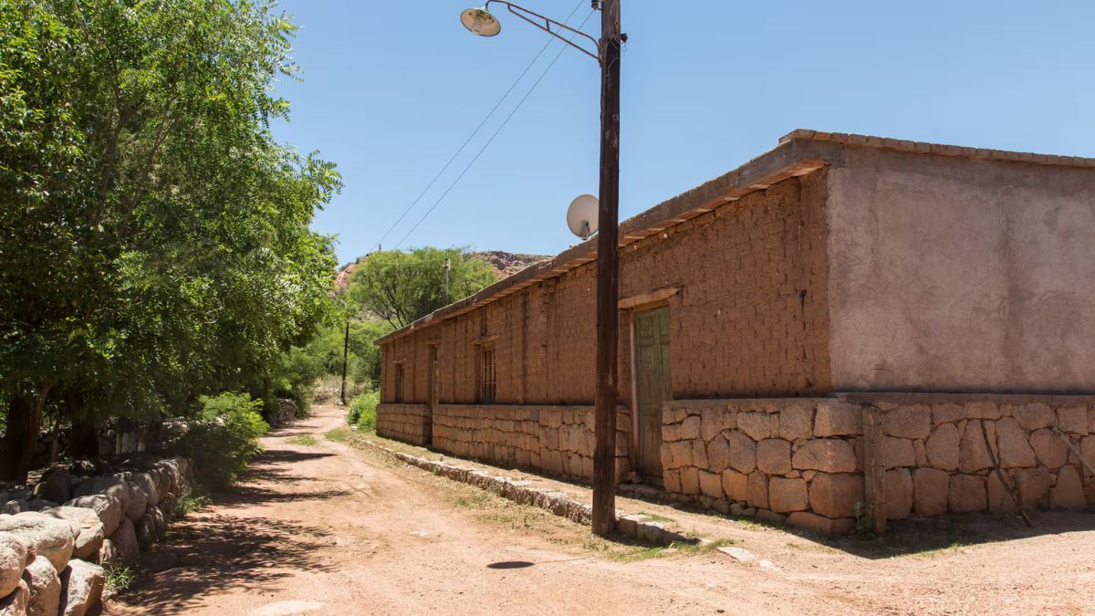 La presencia de nogales y algarrobos centenarios permite que la comunidad mantenga una producción artesanal de nueces y harinas que abastece a los viajeros que llegan por la Ruta 40. La presencia de nogales y algarrobos centenarios permite que la comunidad mantenga una producción artesanal de nueces y harinas que abastece a los viajeros que llegan por la Ruta 40.