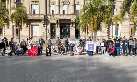 Feriantes y emprendedores santafesinos montaron sus puestos frente a Casa de Gobierno para reclamar por la suspensión de su actividad. Feriantes y emprendedores santafesinos montaron sus puestos frente a Casa de Gobierno para reclamar por la suspensión de su actividad.