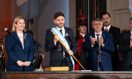 Maximiliano Pullaro, el día de su asunción como gobernador de Santa Fe, junto a la vice Gisela Scaglia y al ministro Fabián Bastía. Maximiliano Pullaro, el día de su asunción como gobernador de Santa Fe, junto a la vice Gisela Scaglia y al ministro Fabián Bastía.