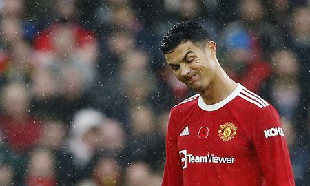 Cristiano Ronaldo no comenzó la pretemporada con el Manchester United y los rumores de salida ganan fuerza. Chelsea, Paris Saint-Germain y Bayern Munich quieren al portugués. Cristiano Ronaldo no comenzó la pretemporada con el Manchester United y los rumores de salida ganan fuerza. Chelsea, Paris Saint-Germain y Bayern Munich quieren al portugués.