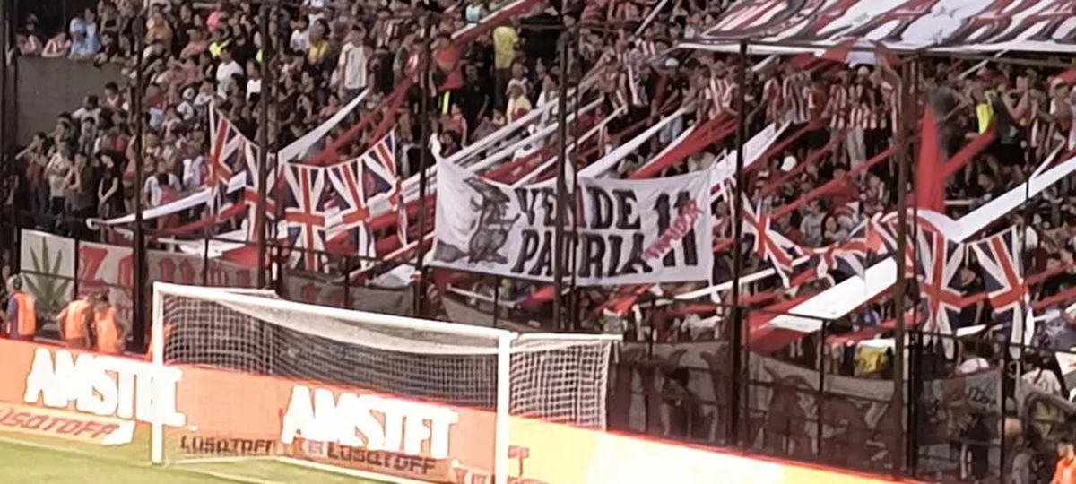 La hinchada de Barracas Central colgó una bandera contra Verón en el duelo frente a Estudiantes de La Plata. (Twitter @AgustinZ95) La hinchada de Barracas Central colgó una bandera contra Verón en el duelo frente a Estudiantes de La Plata. (Twitter @AgustinZ95)