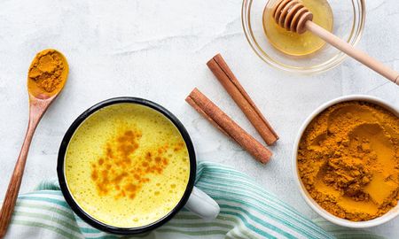 Cómo preparar leche dorada en casa en solo 10 minutos. Cómo preparar leche dorada en casa en solo 10 minutos.