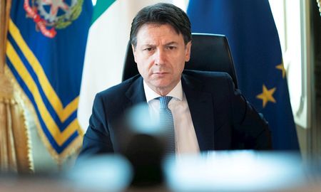 El primer ministro de Italia, Giuseppe Conte, quiere evitar seguir golpeando la economía del país. Nuestro objetivo es una Navidad donde no se dañen ni el consumo ni los afectos, dijo. El primer ministro de Italia, Giuseppe Conte, quiere evitar seguir golpeando la economía del país. Nuestro objetivo es una Navidad donde no se dañen ni el consumo ni los afectos, dijo.