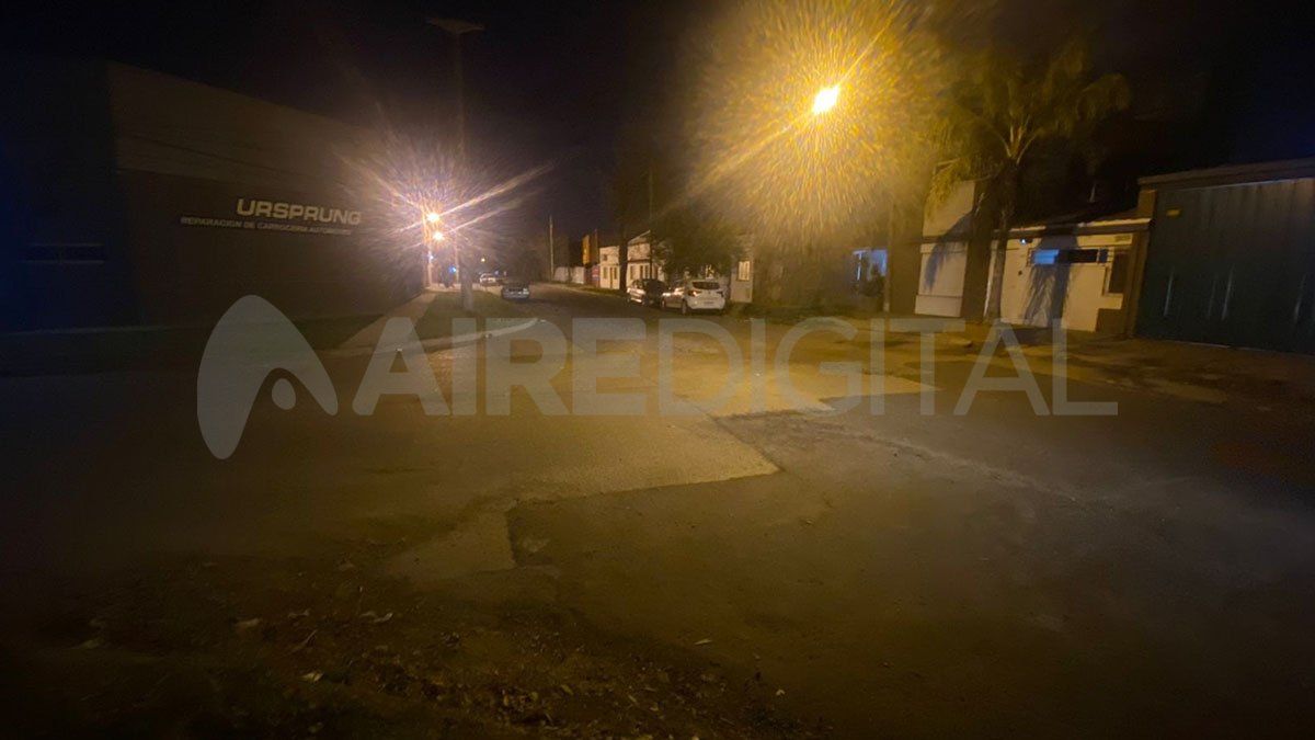 El dueño de la casa, sostuvo que el o los autores del hecho, para poder ingresar al patio, debieron escalar previamente el tapial perimetral que tiene una altura superior a los dos metros o haber subido a los techos.