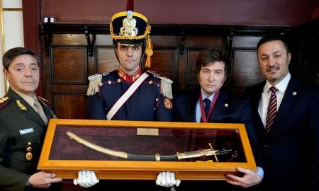Javier Milei fue declarado granadero honorífico. Javier Milei fue declarado granadero honorífico.