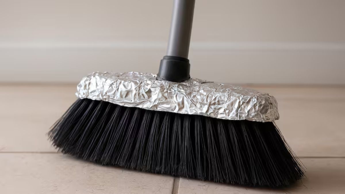 Pocos lo saben: para qué sirve poner papel aluminio en la escoba.