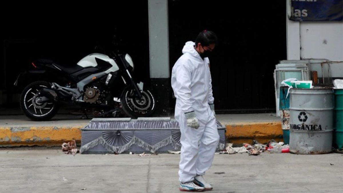 El trabajador de un cementerio utiliza un traje protector afuera de un cuarto de cremaci&oacute;n - M&eacute;xico (Foto: Reuters/Carlos Jasso)