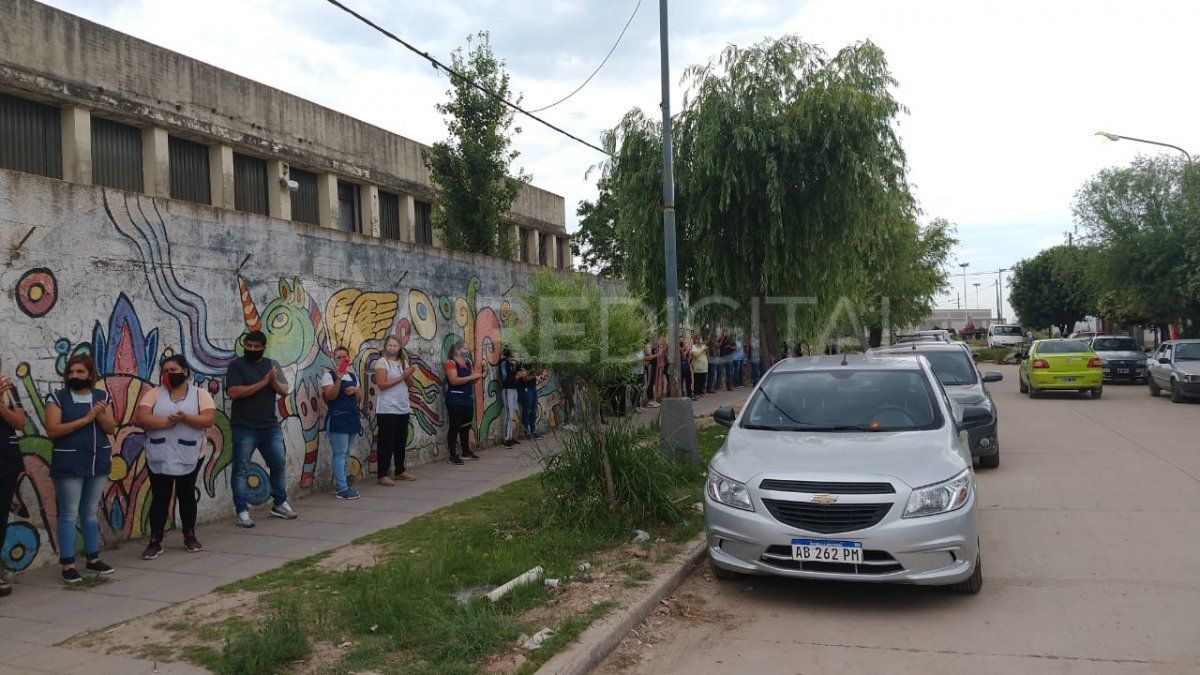 Docentes, no docentes, vecinos y padres de los alumnos de la escuela Luis Borruat se concentraron frente al establecimiento educativo