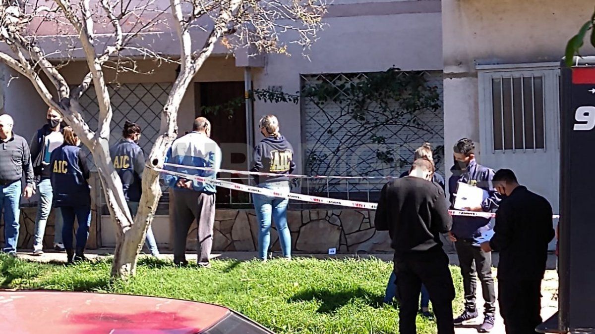 Policías y peritos de la Agencia de Investigación Criminal realizaron los peritajes de rigor. 