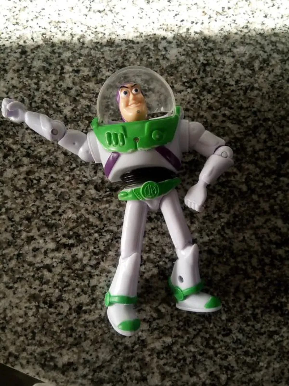 "Encontramos a Buzz y busca a PAZ”, escribió Miguel en Twitter y difundió dos fotos. "Encontramos a Buzz y busca a PAZ”, escribió Miguel en Twitter y difundió dos fotos.