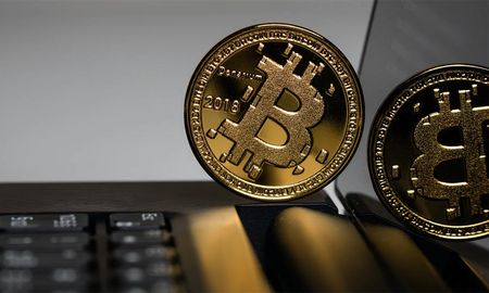 El derrumbe de BTC y de todo el mercado cripto comenzó la semana pasada, cuando el multimillonario dueño de Tesla, Elon Musk, criticó a Bitcoin por desperdiciar energía y dio marcha atrás en la decisión de permitir la compra de sus autos con esa criptomoneda. El derrumbe de BTC y de todo el mercado cripto comenzó la semana pasada, cuando el multimillonario dueño de Tesla, Elon Musk, criticó a Bitcoin por desperdiciar energía y dio marcha atrás en la decisión de permitir la compra de sus autos con esa criptomoneda.
