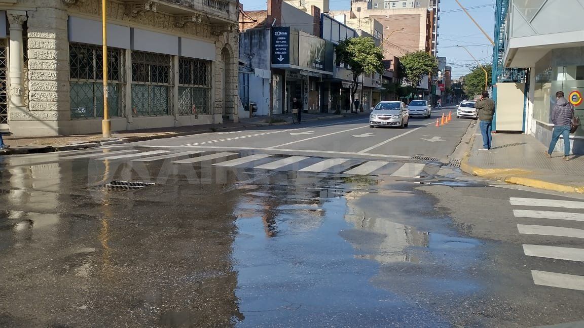 Hiólito Irigoyen y Rivadavia: uno de los sectores donde se registró un desperfecto con pérdida de agua
