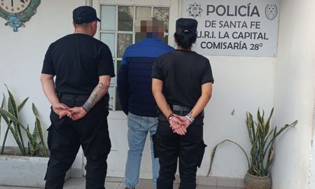 Se presentó en la comisaría y confesó ser el autor de un crimen en barrio San Agustín de Santa Fe. Se presentó en la comisaría y confesó ser el autor de un crimen en barrio San Agustín de Santa Fe.