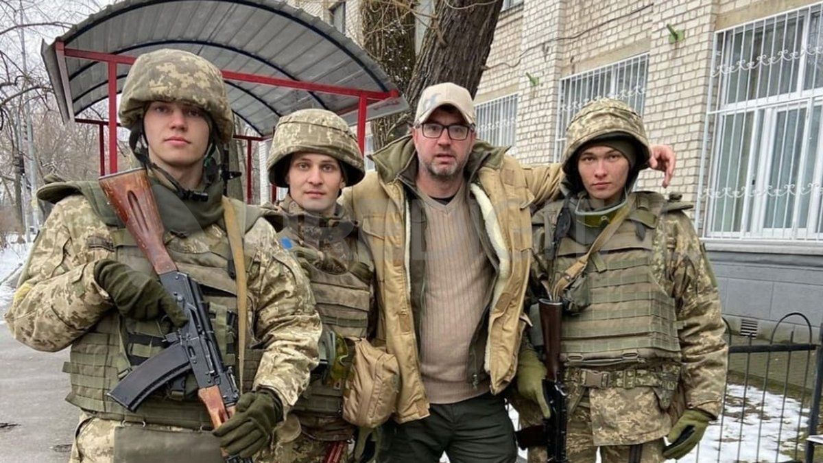 Pavlo forma parte de las autodefensas de Kiev: la llamada resistencia. Asiste con provisiones a los 