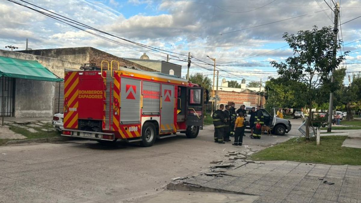 Los bomberos trabajaron en el lugar para poder retirar a los heridos del vehículo. Los bomberos trabajaron en el lugar para poder retirar a los heridos del vehículo.