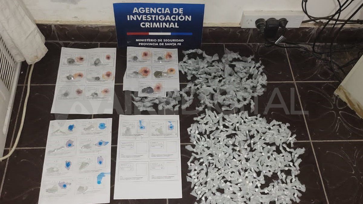 En uno de los domicilios allanados los policías encontraron múltiples dosis de cocaína.