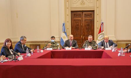 El gobernador recordó que luego de la reunión con el presidente de la Nación, Alberto Fernández, el 3 de mayo pasado, surgieron “varios puntos importantes”, entre ellos “trabajar para que, en los próximos 30 días, esté operativa la nueva unidad de Gendarmería con asiento en Rosario”. El gobernador recordó que luego de la reunión con el presidente de la Nación, Alberto Fernández, el 3 de mayo pasado, surgieron “varios puntos importantes”, entre ellos “trabajar para que, en los próximos 30 días, esté operativa la nueva unidad de Gendarmería con asiento en Rosario”.