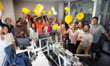 Con cascos amarillos, los integrantes de AIRE se despiden del viejo estudio de radio y se preparan para construir el nuevo edificio. Con cascos amarillos, los integrantes de AIRE se despiden del viejo estudio de radio y se preparan para construir el nuevo edificio.