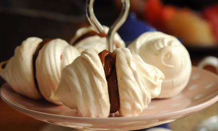 Merengues veganos con dulce de leche de almendras Merengues veganos con dulce de leche de almendras