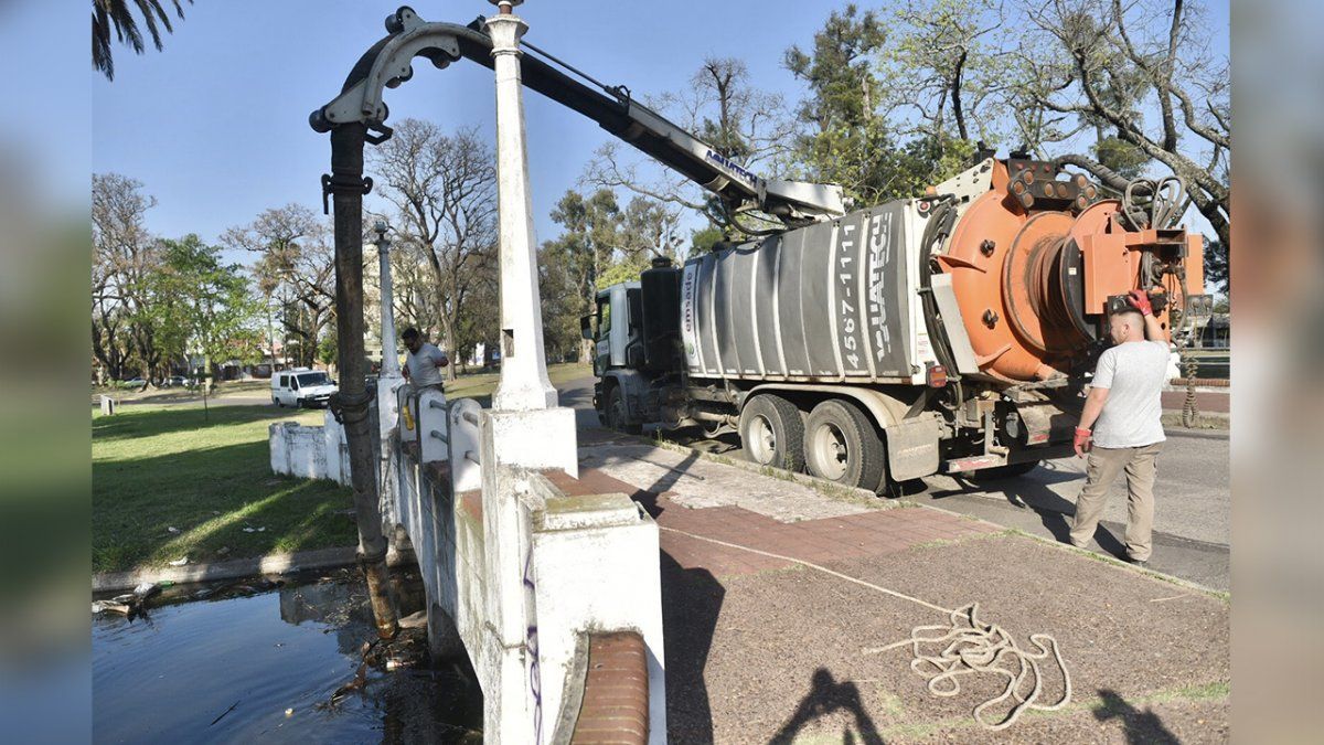 Este lunes, un camión desobstructor empezó la tarea de aspiración de desechos y remoción de la basura acumulada debajo de los puentes, tras lo cual una retroexcavadora levantará los sedimentos acumulados.