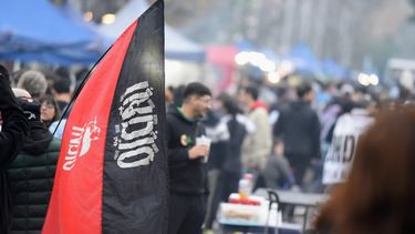 El último adiós al Indio, en fotos: masiva peregrinación hacia Avellaneda Desde todo el país, los fanáticos del Indio Solari llegaron a Avellaneda para el último adiós al popular músico.
