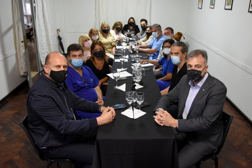 El gobernador Omar Perotti presenció una reunión para planificar el traslado de servicios al nuevo edificio del hospital Jaime Ferré.