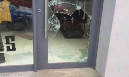 Un hombre rompió la vidriera de un comercio en San Juan y robó 15 pares de zapatillas. Un hombre rompió la vidriera de un comercio en San Juan y robó 15 pares de zapatillas.