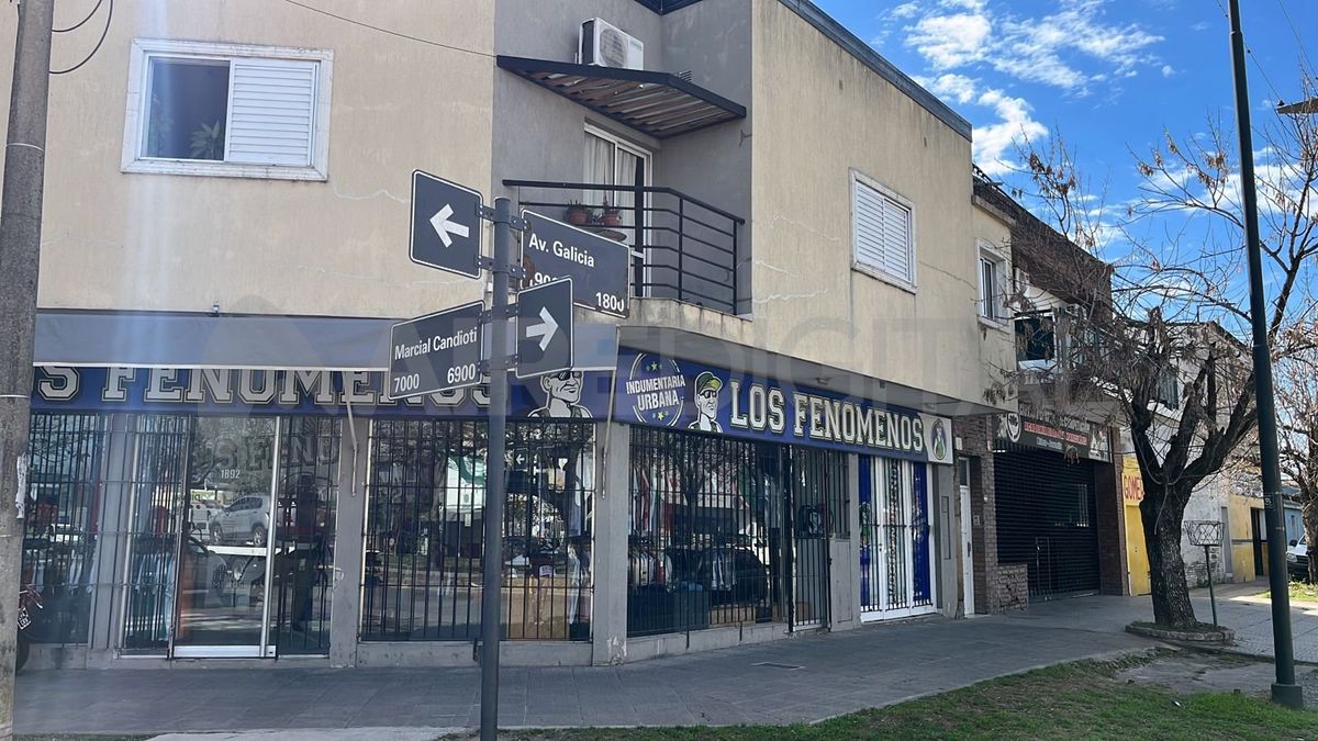 El local de indumentaria deportiva está ubicado en plena Avenida Galicia.